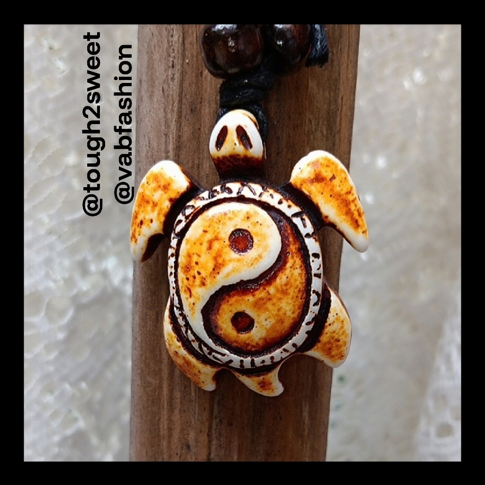 🆕️ARTISAN CARVED TURTLE RESIN PENDANT YIN YANG DESIGN ADJUSTABLE GIFT BOXED (K)